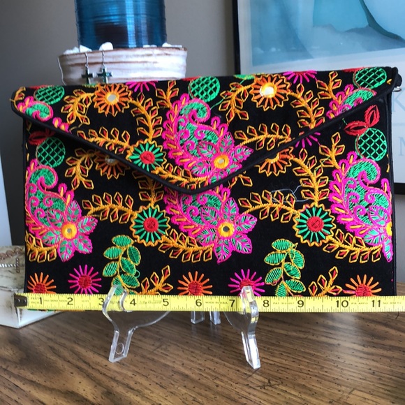 VIBRANT Crossbody/Clutch - Picture 14 of 15